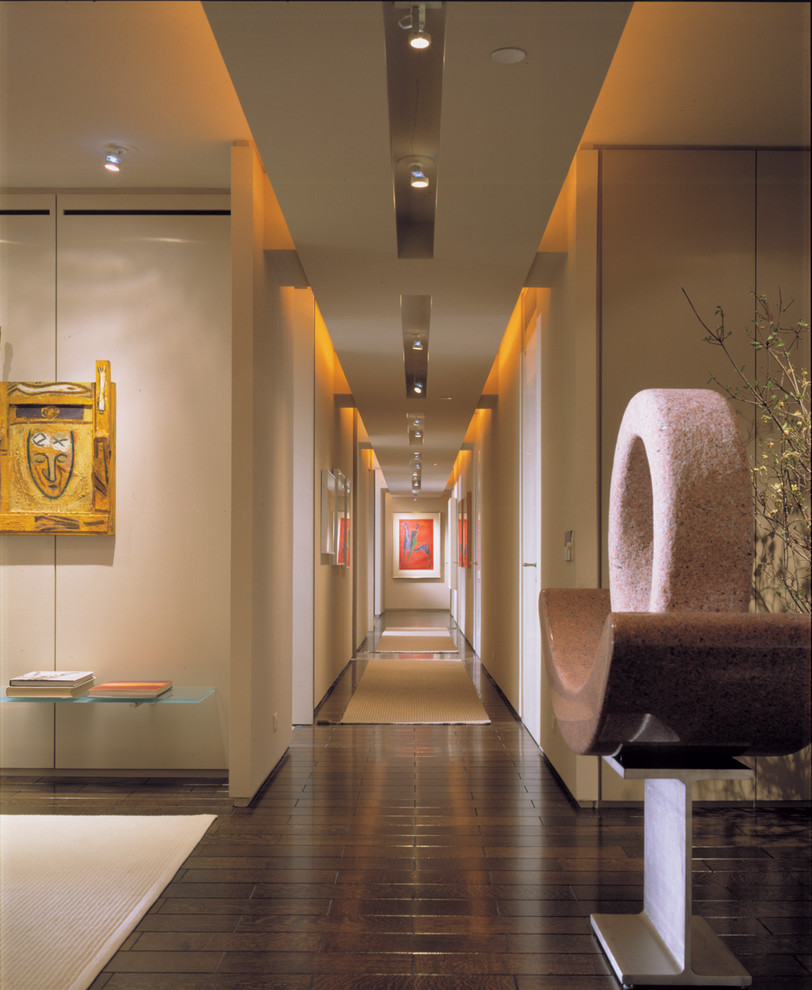 Immagine di un ingresso o corridoio contemporaneo con pareti beige, parquet scuro e pavimento marrone