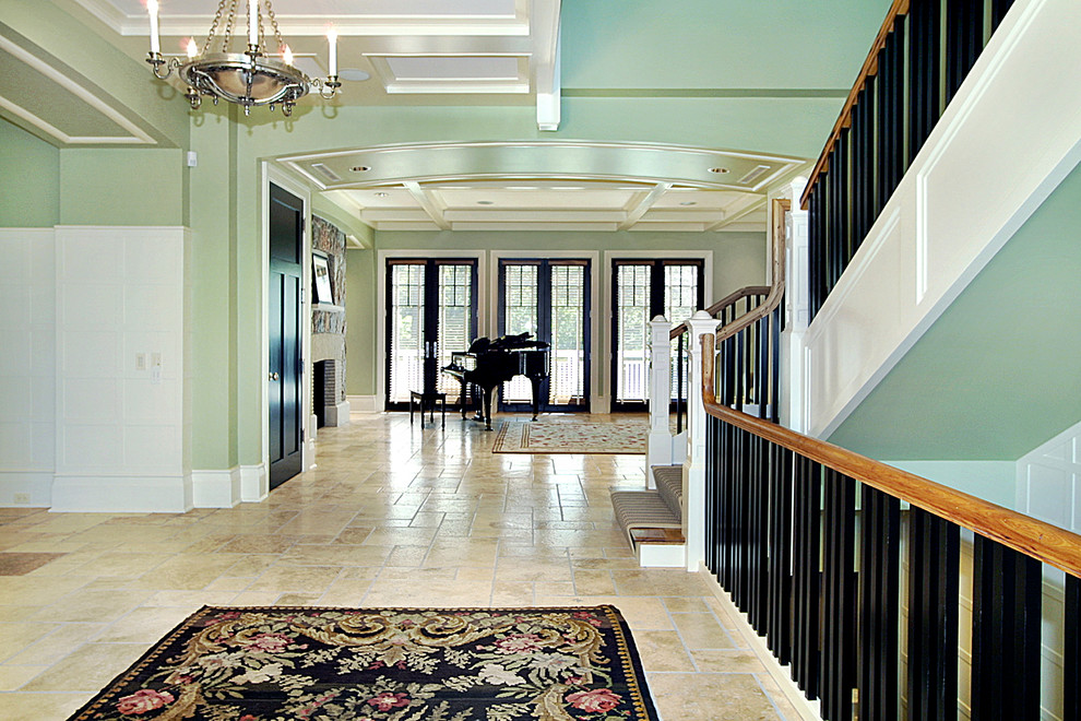 Идея дизайна: огромный коридор в классическом стиле с зелеными стенами и полом из керамической плитки