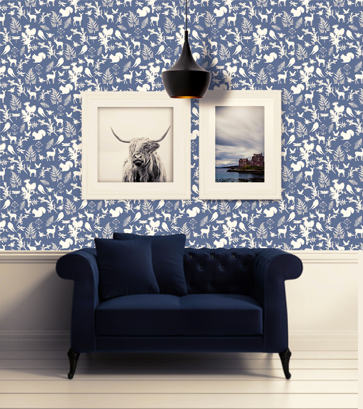 マンチェスターにあるお手頃価格の中くらいなトラディショナルスタイルのおしゃれな廊下 (青い壁、塗装フローリング、白い床) の写真