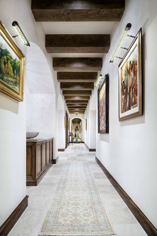 Источник вдохновения для домашнего уюта: большой коридор в классическом стиле с белыми стенами и мраморным полом