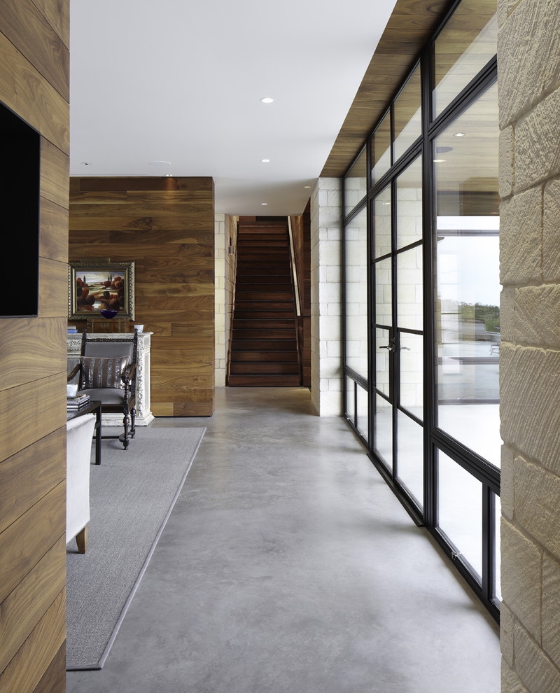 Ispirazione per un ingresso o corridoio contemporaneo con pavimento in cemento e pavimento grigio