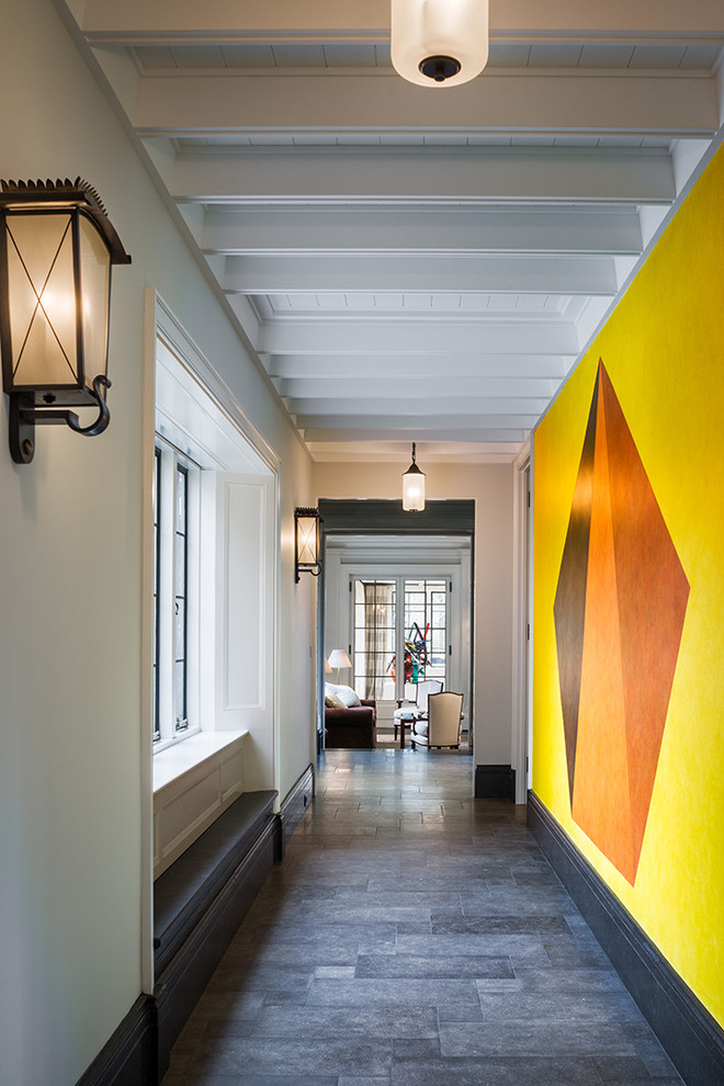 На фото: коридор в стиле неоклассика (современная классика) с бежевыми стенами и полом из известняка