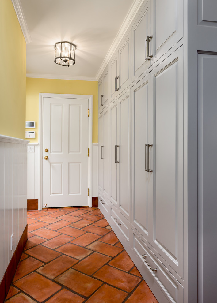 Idéer för vintage hallar, med rött golv och gula väggar
