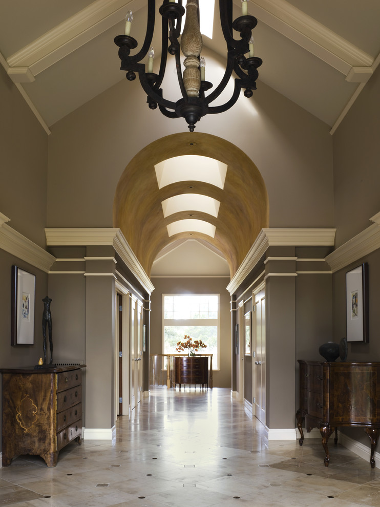 Пример оригинального дизайна: большой коридор в классическом стиле с коричневыми стенами и мраморным полом