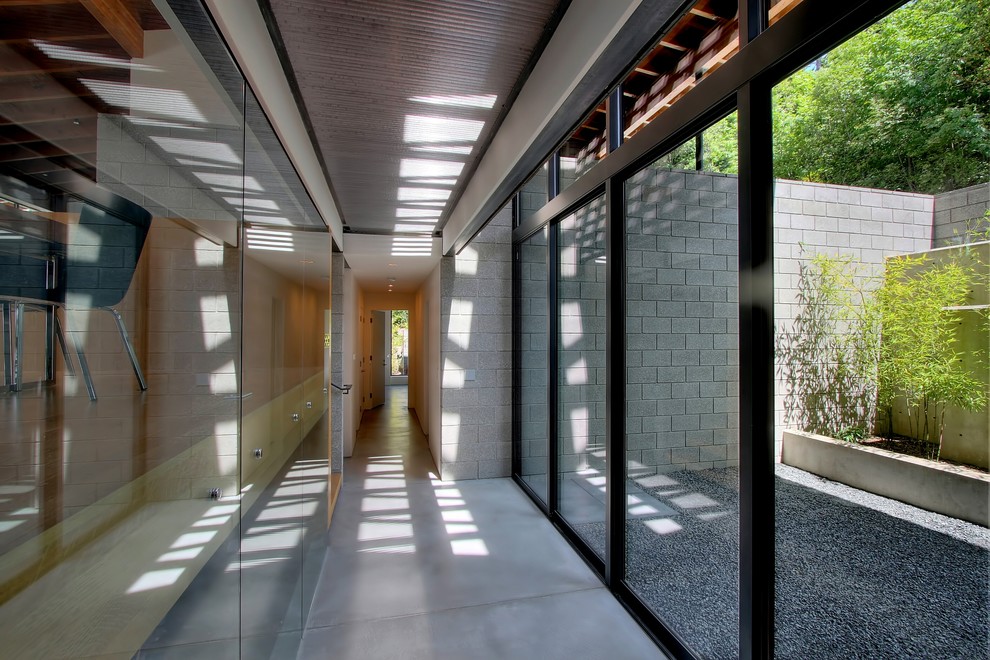 На фото: коридор в стиле лофт с бетонным полом и серым полом