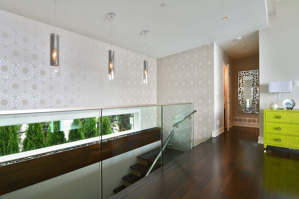 Источник вдохновения для домашнего уюта: большой коридор в стиле модернизм с серыми стенами, темным паркетным полом и коричневым полом
