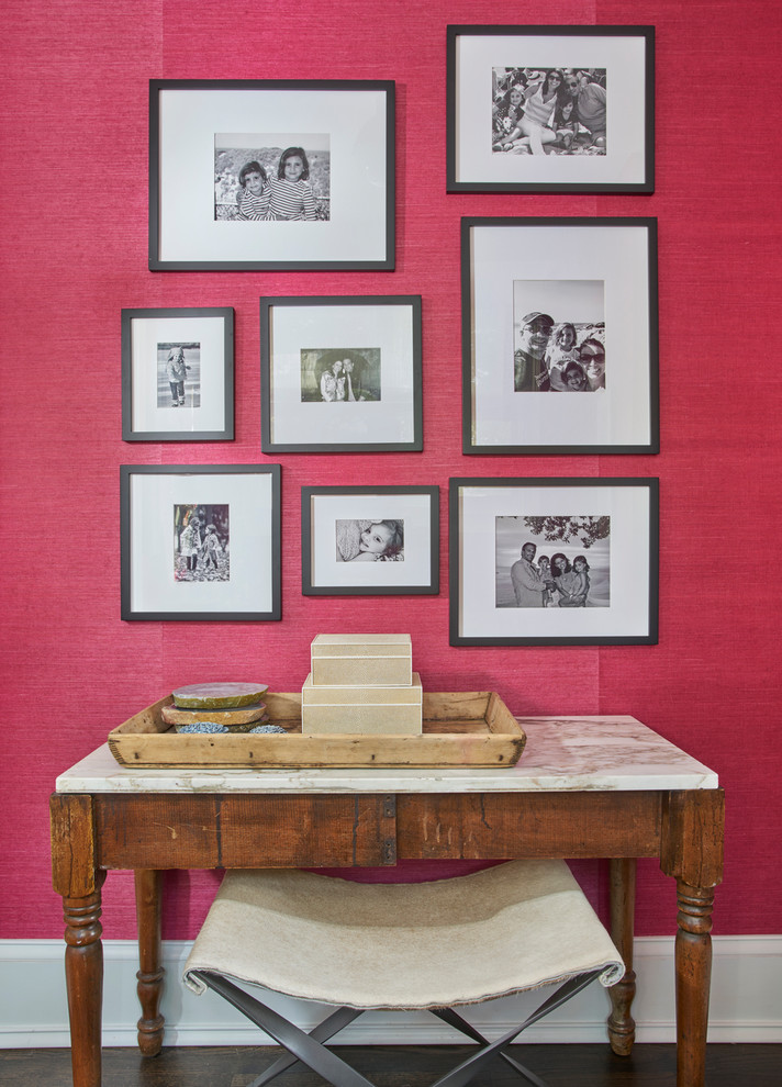 Inspiration för en mellanstor funkis hall, med rosa väggar och mörkt trägolv