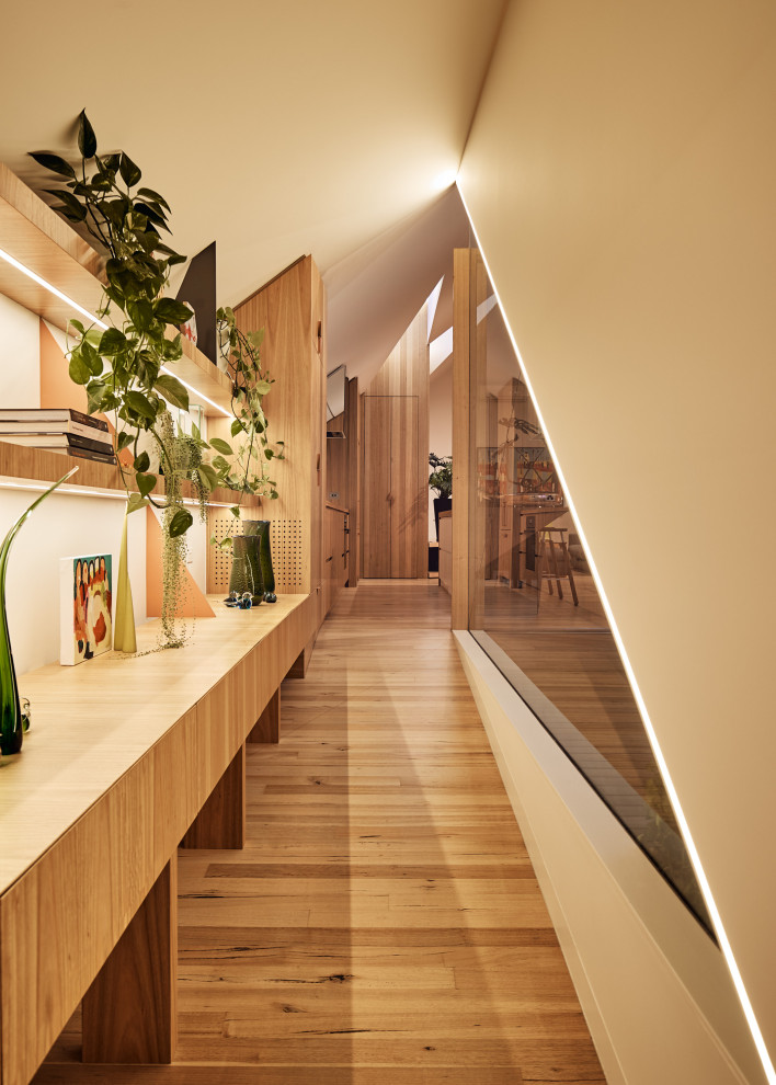 Стильный дизайн: маленький коридор в современном стиле с белыми стенами, паркетным полом среднего тона и коричневым полом для на участке и в саду - последний тренд