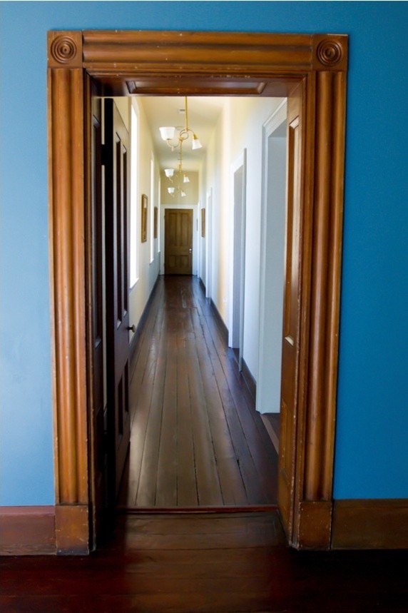 Example of a classic hallway design in Richmond
