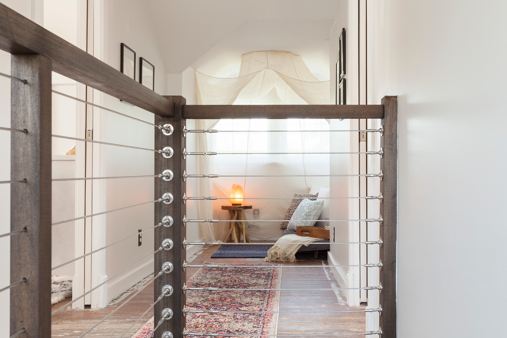 Источник вдохновения для домашнего уюта: маленький коридор в стиле фьюжн с белыми стенами и паркетным полом среднего тона для на участке и в саду