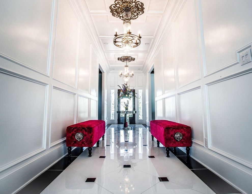 Inspiration pour un grand couloir traditionnel avec un mur blanc, un sol en marbre et un sol blanc.