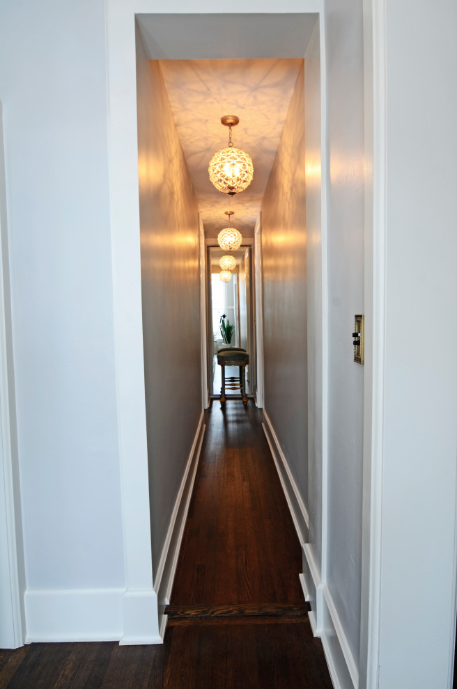 Свежая идея для дизайна: большой коридор в викторианском стиле с темным паркетным полом - отличное фото интерьера
