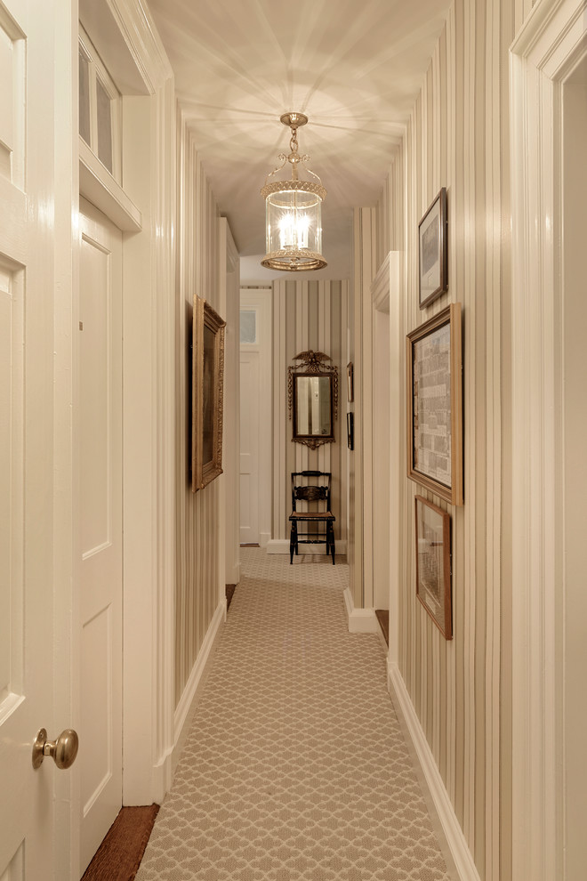 Ispirazione per un piccolo ingresso o corridoio tradizionale con pareti gialle, moquette e pavimento beige