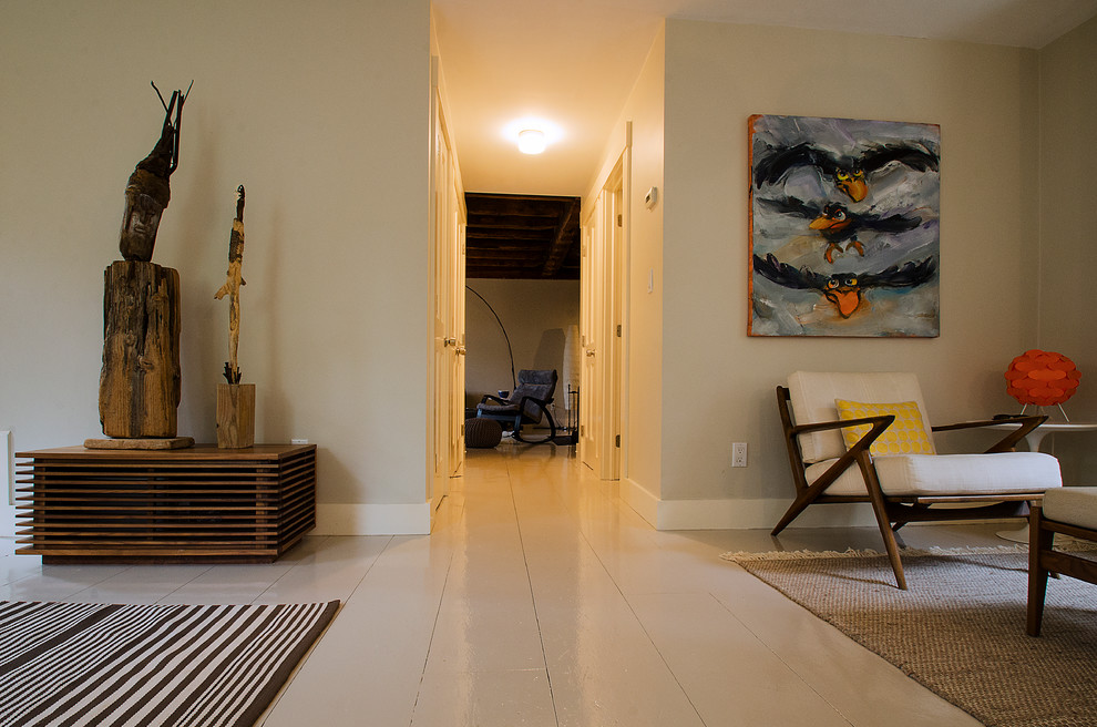Cette image montre un couloir design avec un mur beige.
