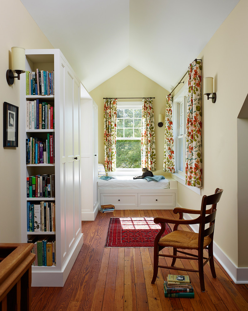 Idée de décoration pour un couloir champêtre avec un mur beige et un sol en bois brun.