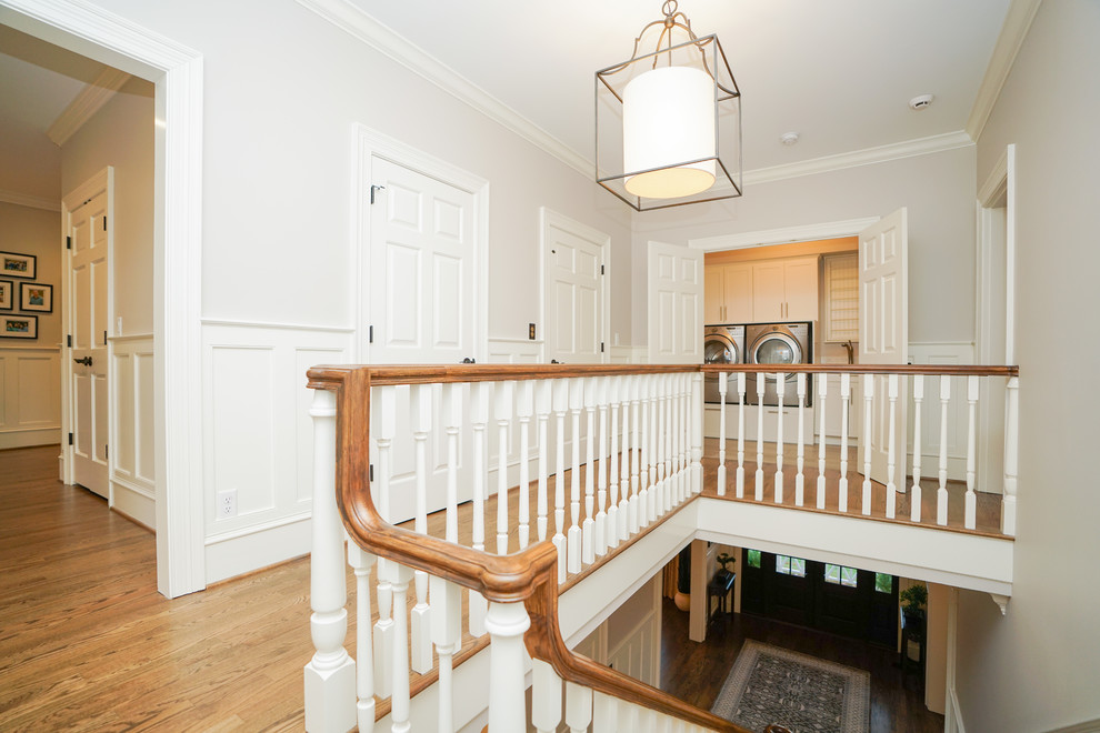 Источник вдохновения для домашнего уюта: большой коридор в викторианском стиле с белыми стенами, паркетным полом среднего тона и коричневым полом