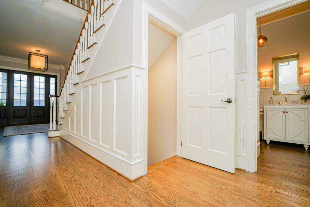 Idee per un grande ingresso o corridoio vittoriano con pareti bianche, pavimento in legno massello medio e pavimento marrone