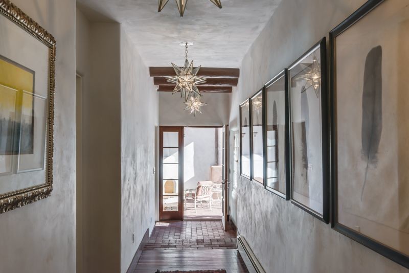 На фото: коридор среднего размера в стиле фьюжн с белыми стенами и кирпичным полом