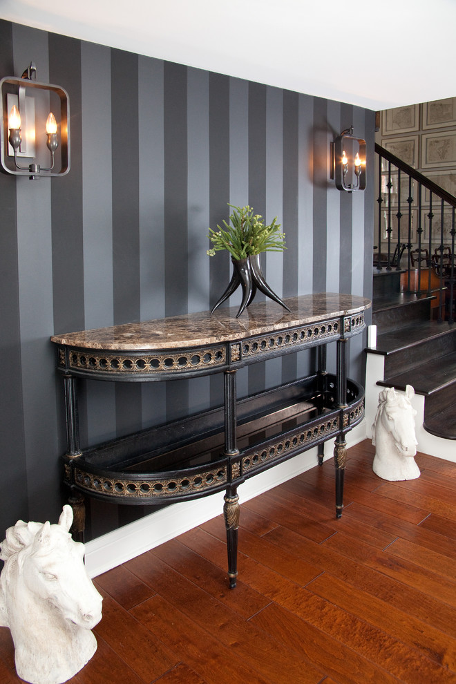 Источник вдохновения для домашнего уюта: коридор среднего размера в классическом стиле с черными стенами, паркетным полом среднего тона и коричневым полом