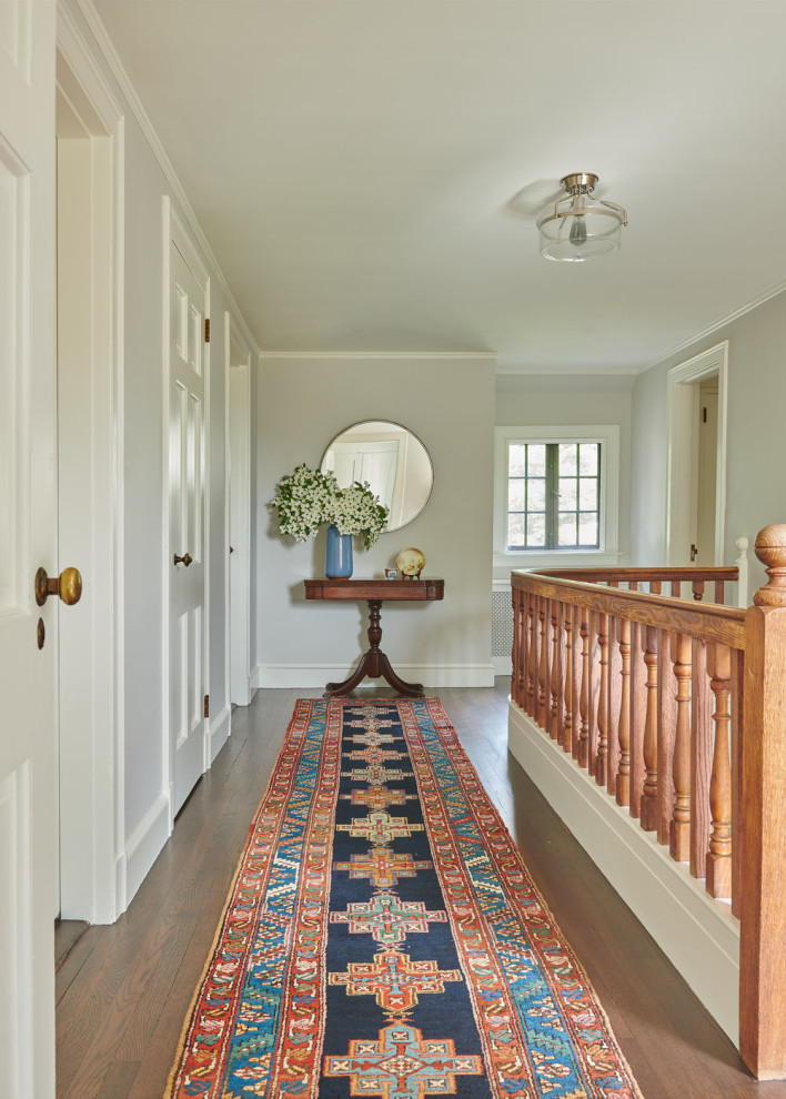 Inspiration pour un couloir traditionnel avec un mur gris, parquet foncé et un sol marron.