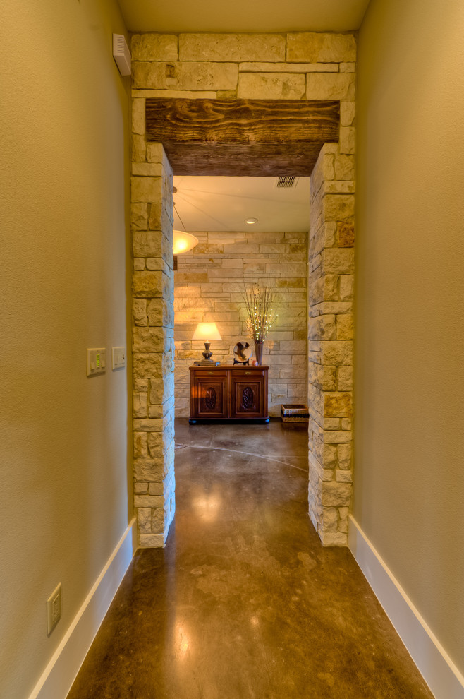 Mittelgroßer Stilmix Flur mit beiger Wandfarbe, Betonboden und braunem Boden in Austin