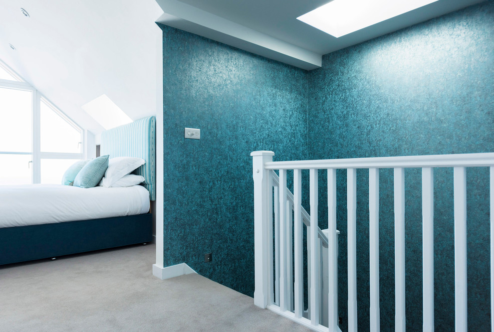 На фото: коридор в морском стиле с синими стенами и ковровым покрытием с