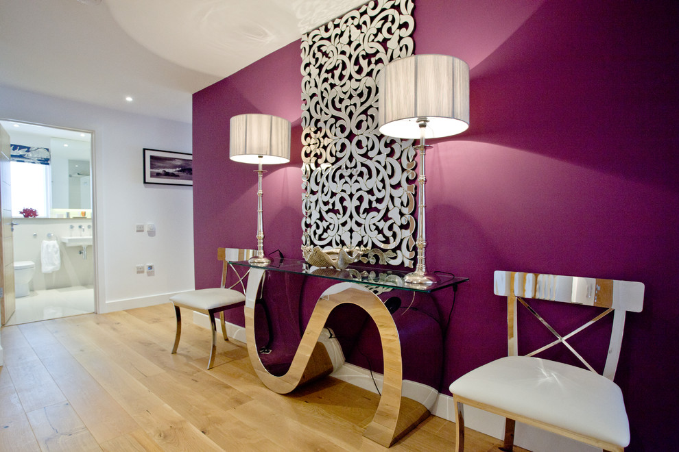 На фото: коридор среднего размера в стиле фьюжн с фиолетовыми стенами и паркетным полом среднего тона