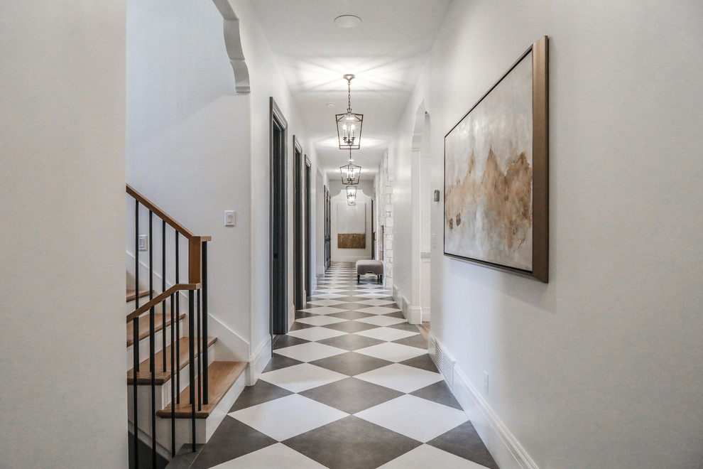 Свежая идея для дизайна: большой коридор в средиземноморском стиле с белыми стенами, полом из керамогранита и серым полом - отличное фото интерьера
