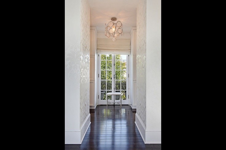 Стильный дизайн: коридор среднего размера в современном стиле с белыми стенами и темным паркетным полом - последний тренд