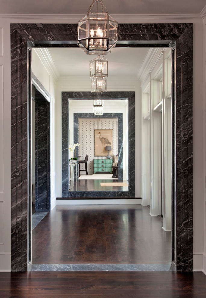 Источник вдохновения для домашнего уюта: коридор в классическом стиле с белыми стенами, темным паркетным полом и коричневым полом