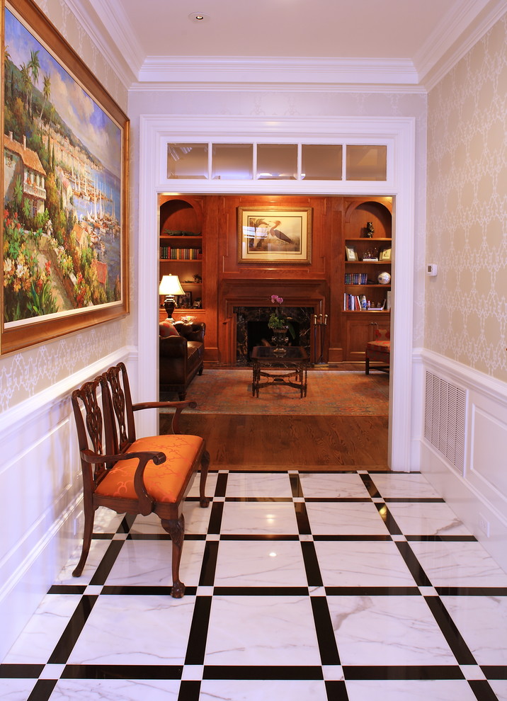 Пример оригинального дизайна: коридор среднего размера: освещение в классическом стиле с бежевыми стенами и мраморным полом