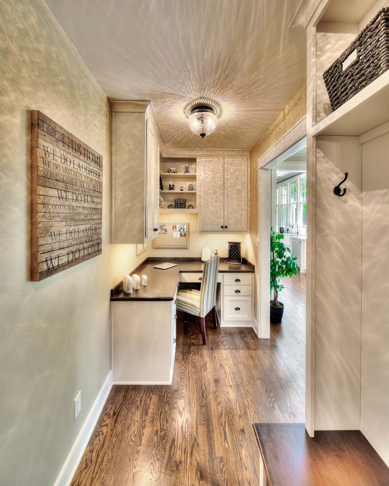 Источник вдохновения для домашнего уюта: большой коридор: освещение в стиле неоклассика (современная классика) с коричневыми стенами и паркетным полом среднего тона