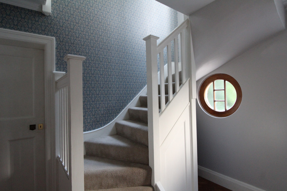 Источник вдохновения для домашнего уюта: большая лестница в классическом стиле