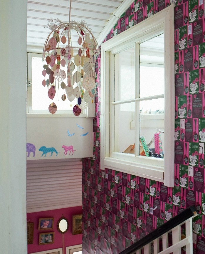 Свежая идея для дизайна: коридор в стиле фьюжн с розовыми стенами - отличное фото интерьера