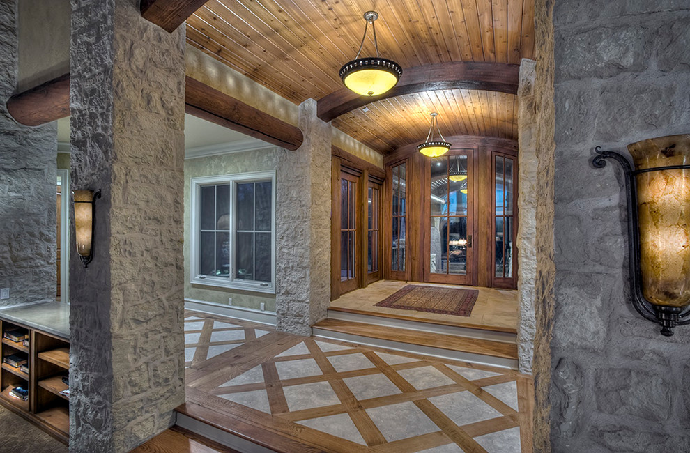 На фото: огромный коридор в классическом стиле с серыми стенами и паркетным полом среднего тона с