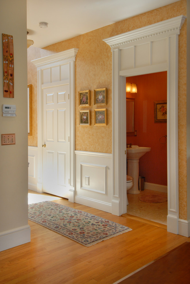 Esempio di un ingresso o corridoio classico di medie dimensioni con pareti multicolore e pavimento in legno massello medio