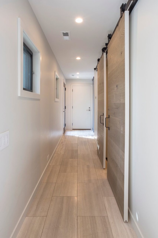 Стильный дизайн: коридор среднего размера в современном стиле с белыми стенами, полом из керамогранита и бежевым полом - последний тренд