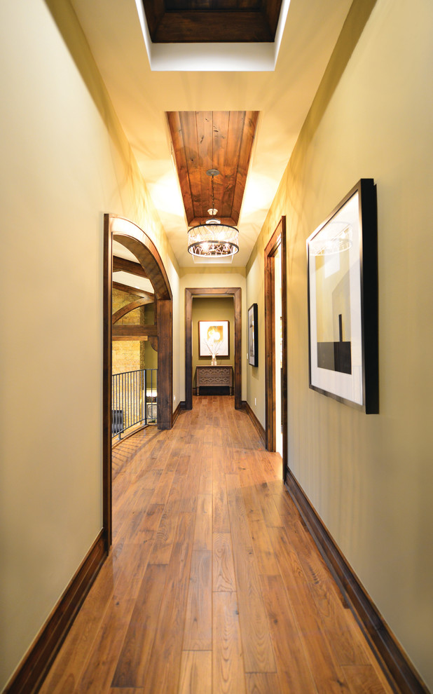 Стильный дизайн: коридор среднего размера в стиле рустика с зелеными стенами и паркетным полом среднего тона - последний тренд