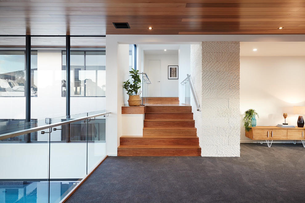 Mittelgroßer Moderner Flur mit weißer Wandfarbe und braunem Holzboden in Melbourne