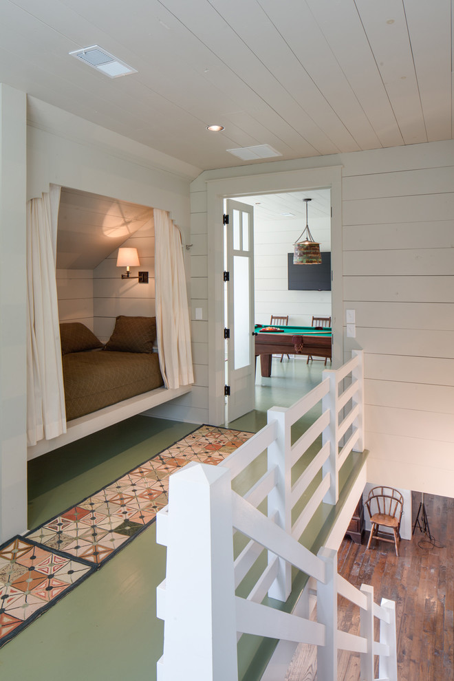 Diseño de recibidores y pasillos de estilo de casa de campo de tamaño medio con paredes blancas, suelo de madera pintada, suelo verde y iluminación