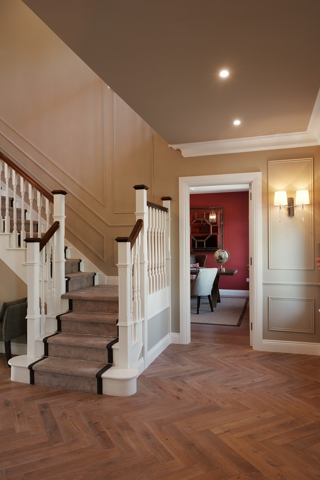 Источник вдохновения для домашнего уюта: большой коридор в классическом стиле с серыми стенами, паркетным полом среднего тона и коричневым полом