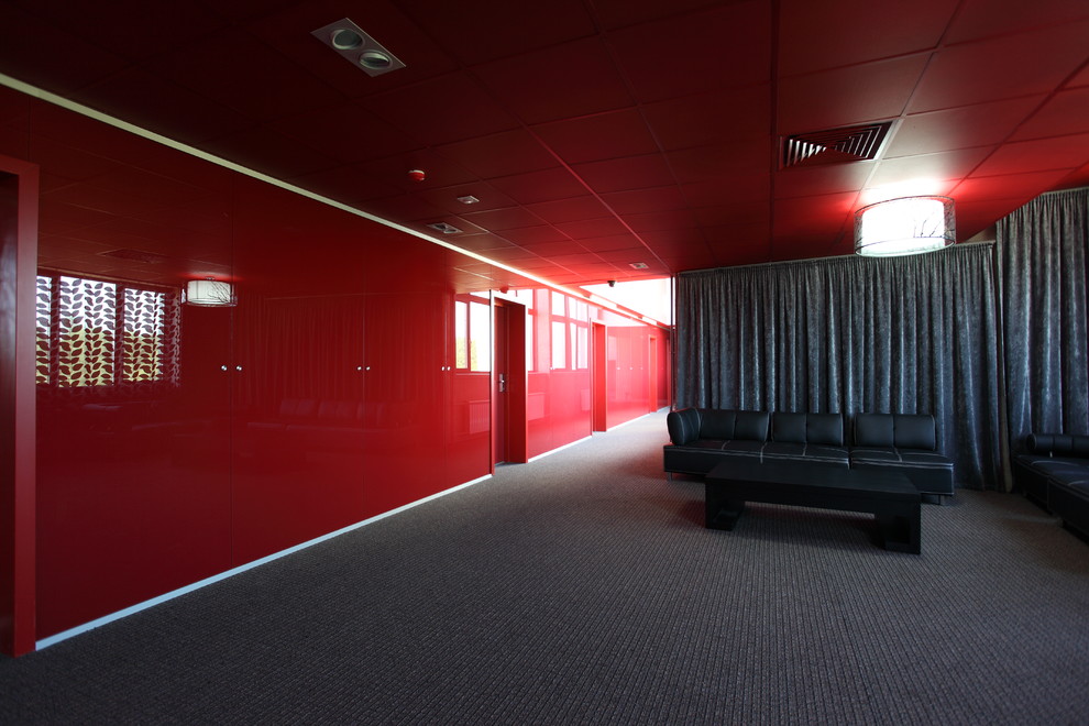 Immagine di un grande ingresso o corridoio minimal con pareti rosse e moquette