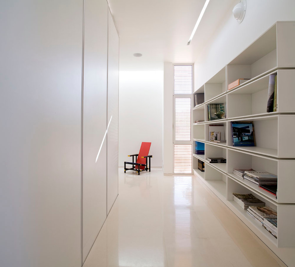 На фото: коридор в стиле модернизм с белыми стенами и белым полом с