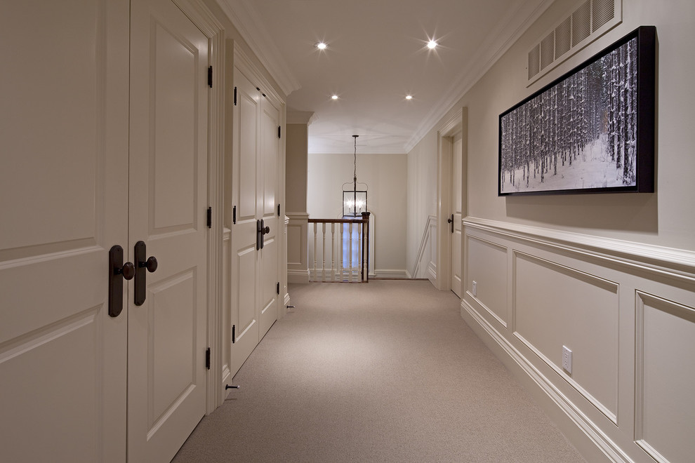 Cette image montre un couloir traditionnel avec un mur blanc, moquette et un sol gris.