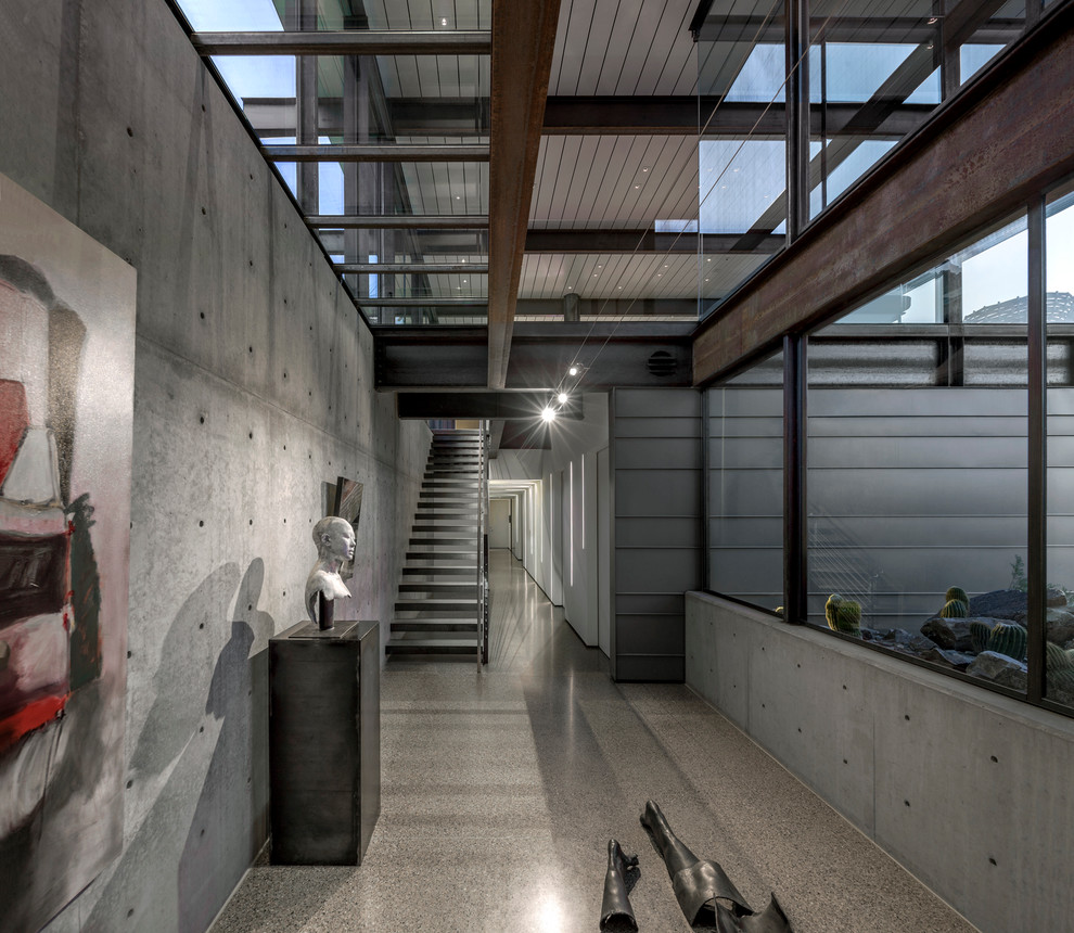 Idée de décoration pour un couloir urbain avec un mur gris.