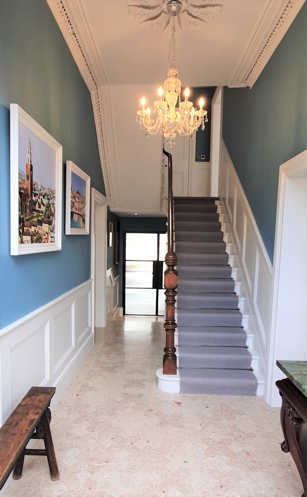 Klassischer Flur mit blauer Wandfarbe, Keramikboden und beigem Boden in Dublin
