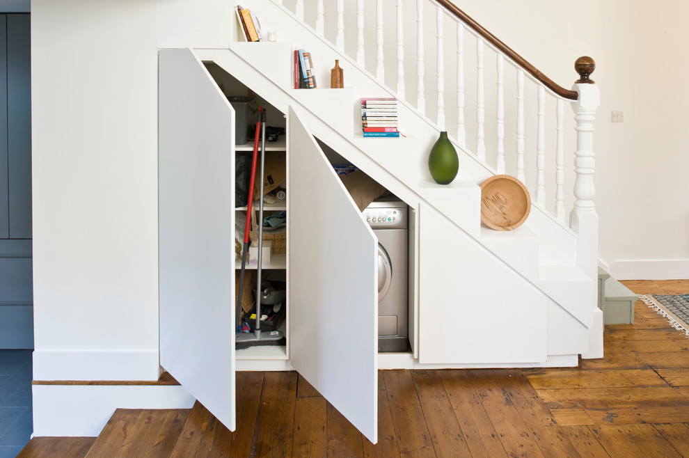 Свежая идея для дизайна: лестница в современном стиле с кладовкой или шкафом под ней - отличное фото интерьера