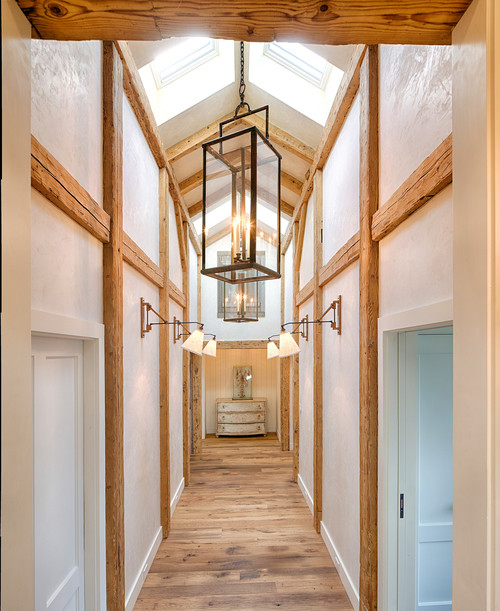 Ejemplo de recibidores y pasillos de estilo de casa de campo de tamaño medio con paredes blancas, suelo de madera en tonos medios y suelo marrón