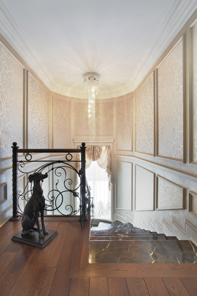 Example of a classic hallway design in Yekaterinburg