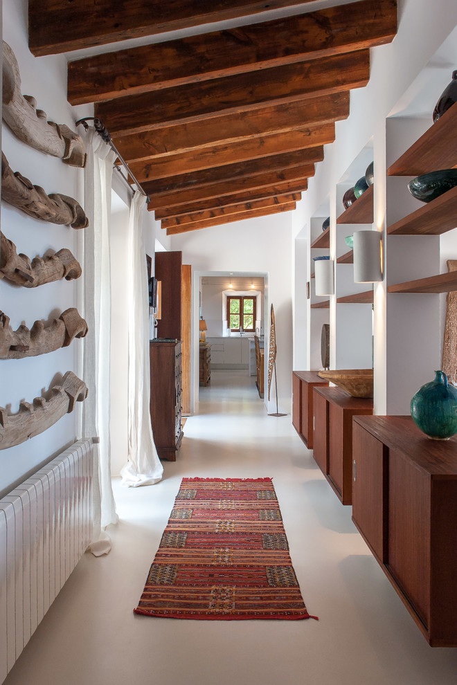 他の地域にあるお手頃価格の中くらいな地中海スタイルのおしゃれな廊下 (白い壁、白い床) の写真